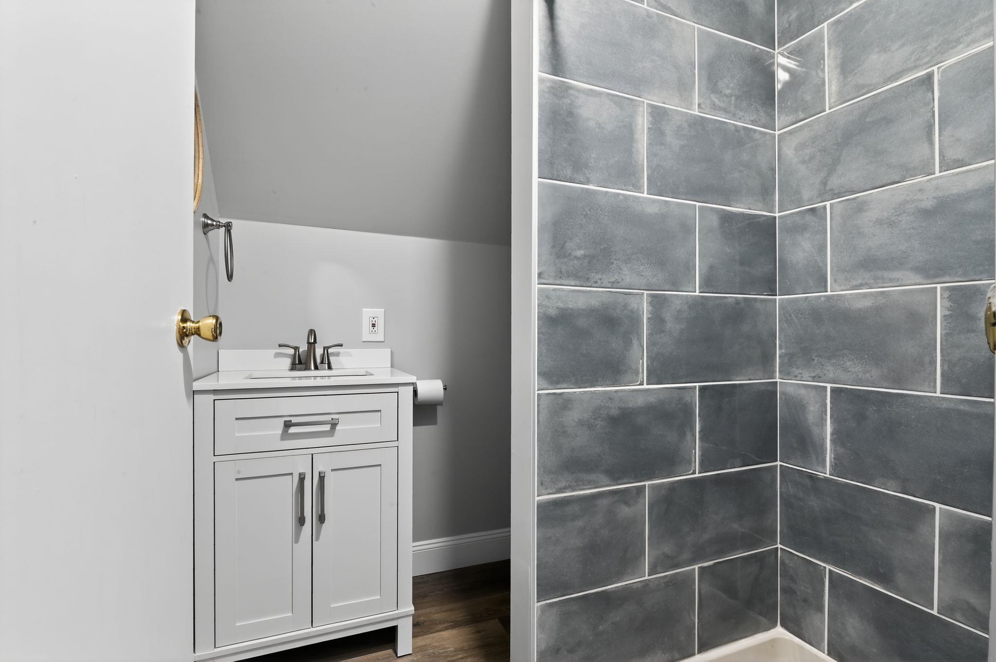 333 E 4th Avenue - Picture 12