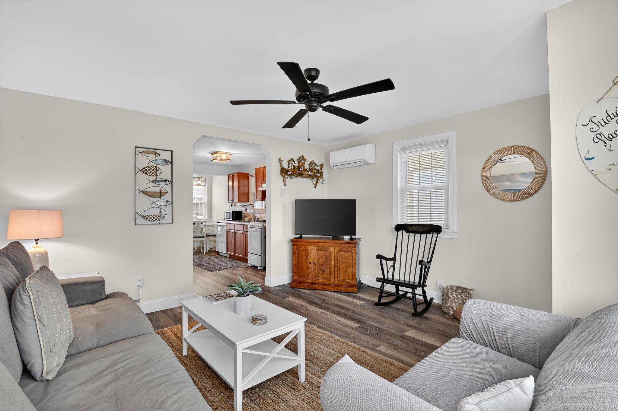 333 E 4th Avenue - Picture 2