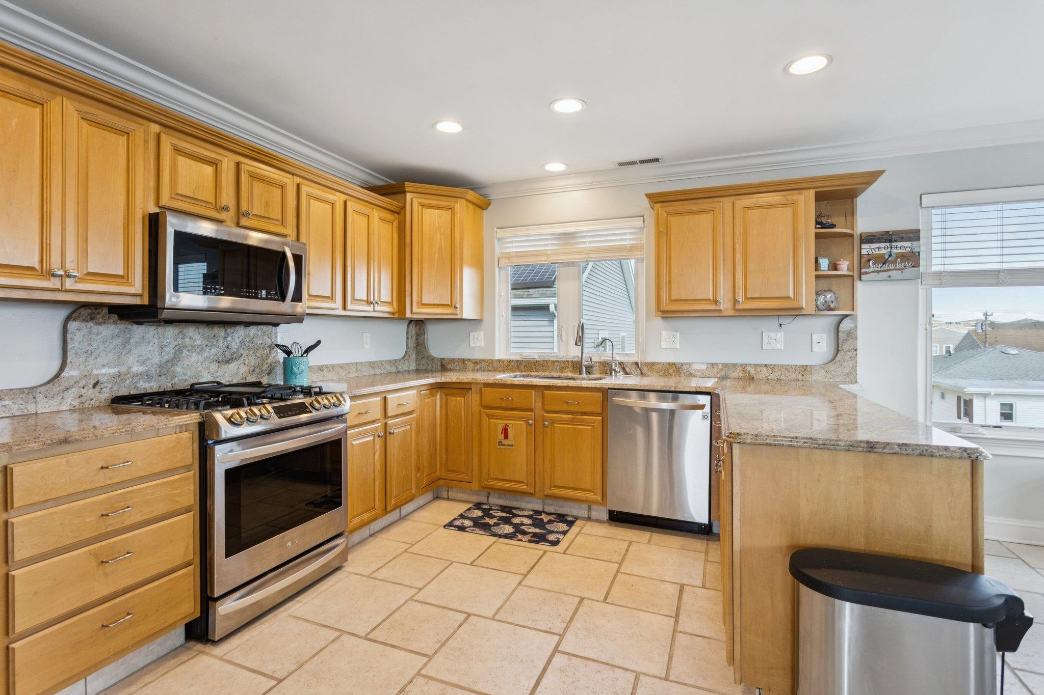 407 E 5th - Picture 11