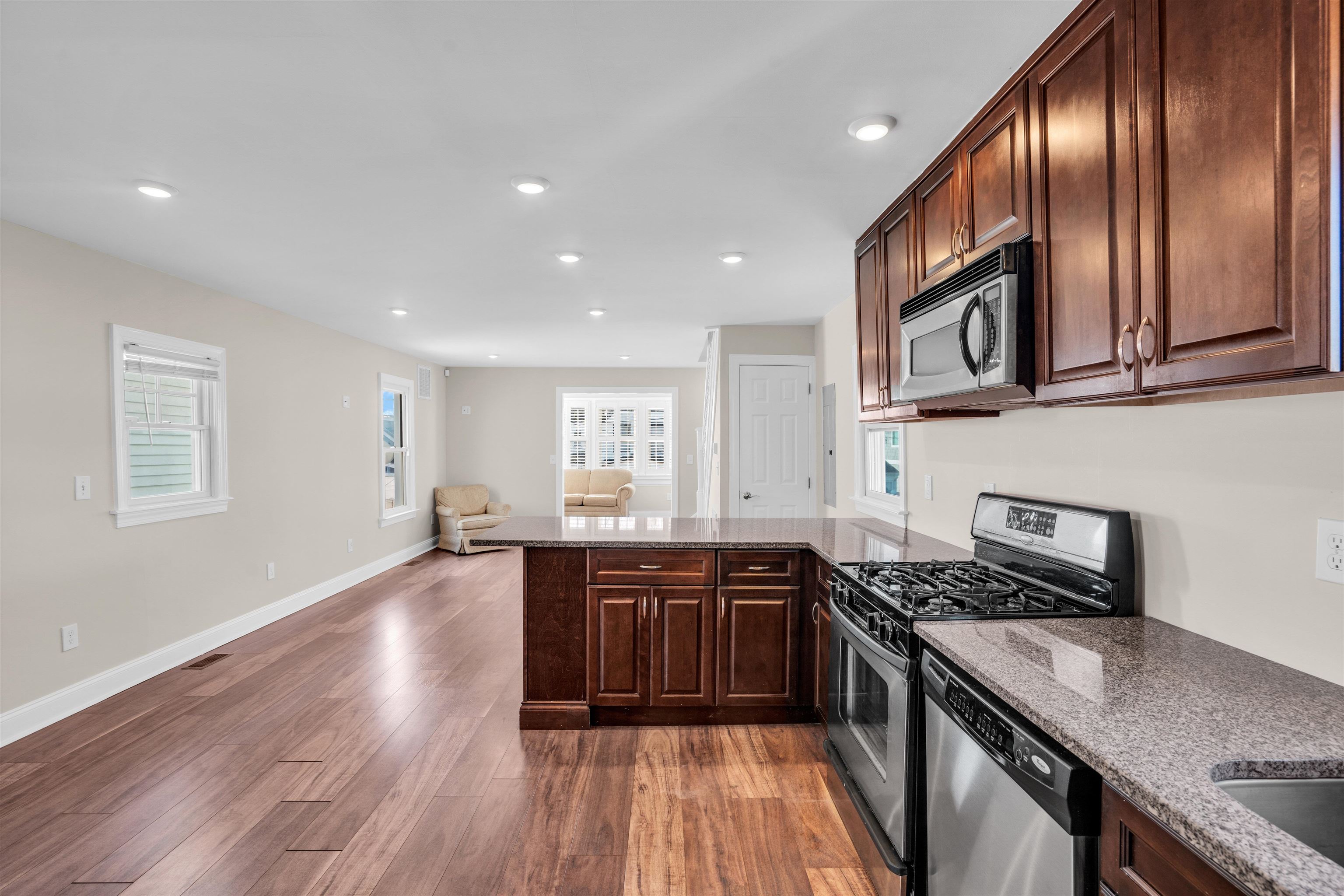 113 W Roberts Avenue