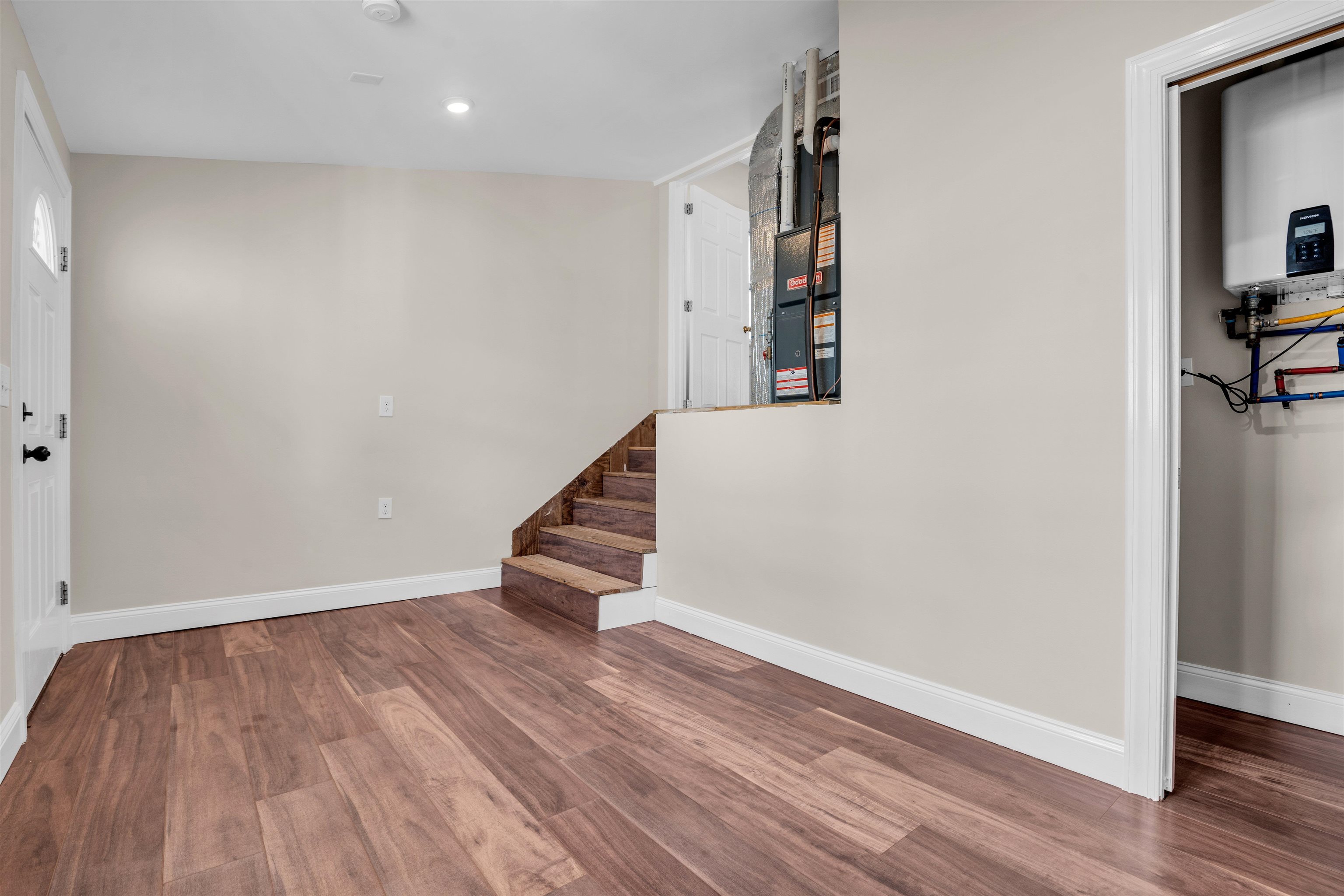 113 W Roberts Avenue