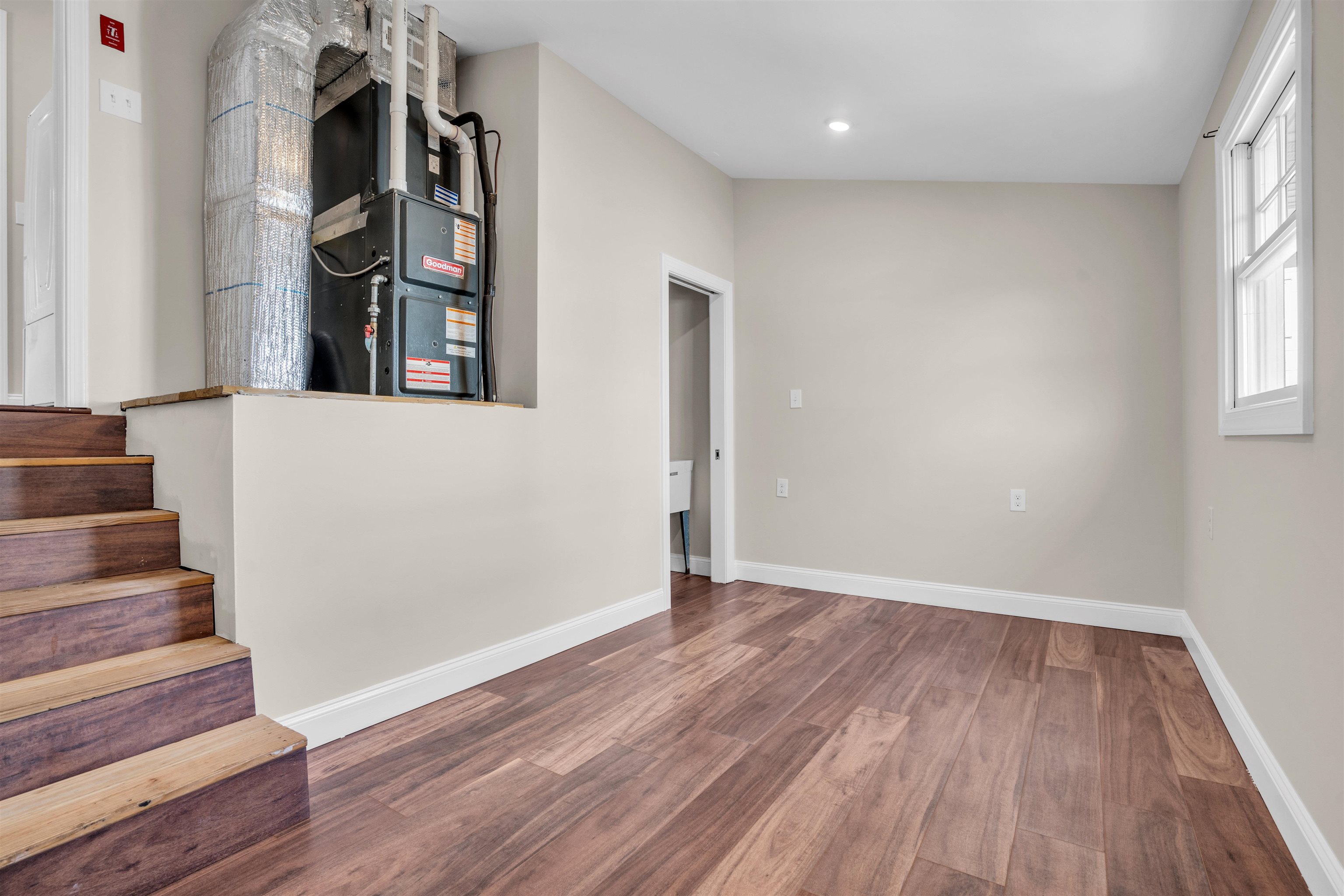 113 W Roberts Avenue