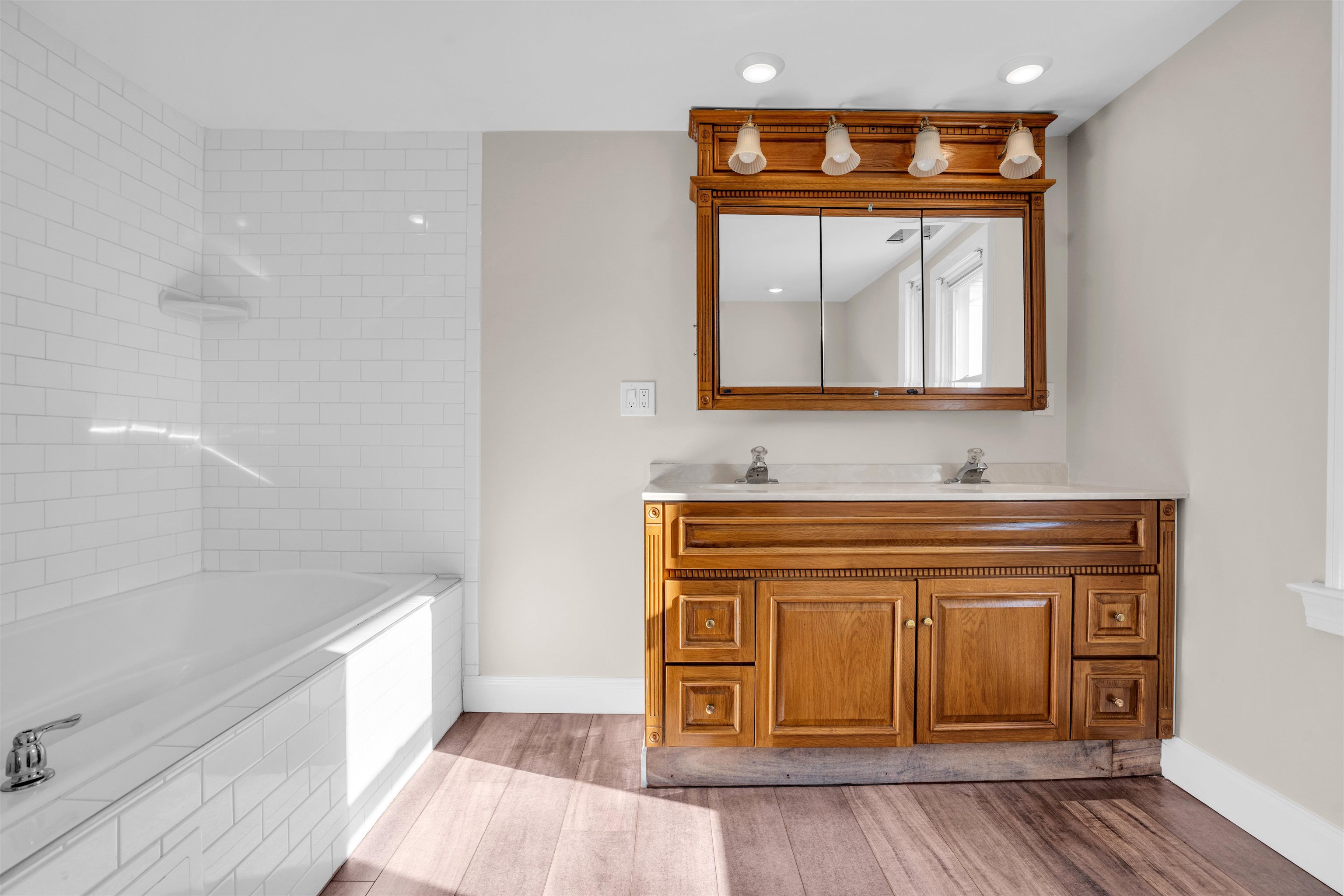 113 W Roberts Avenue