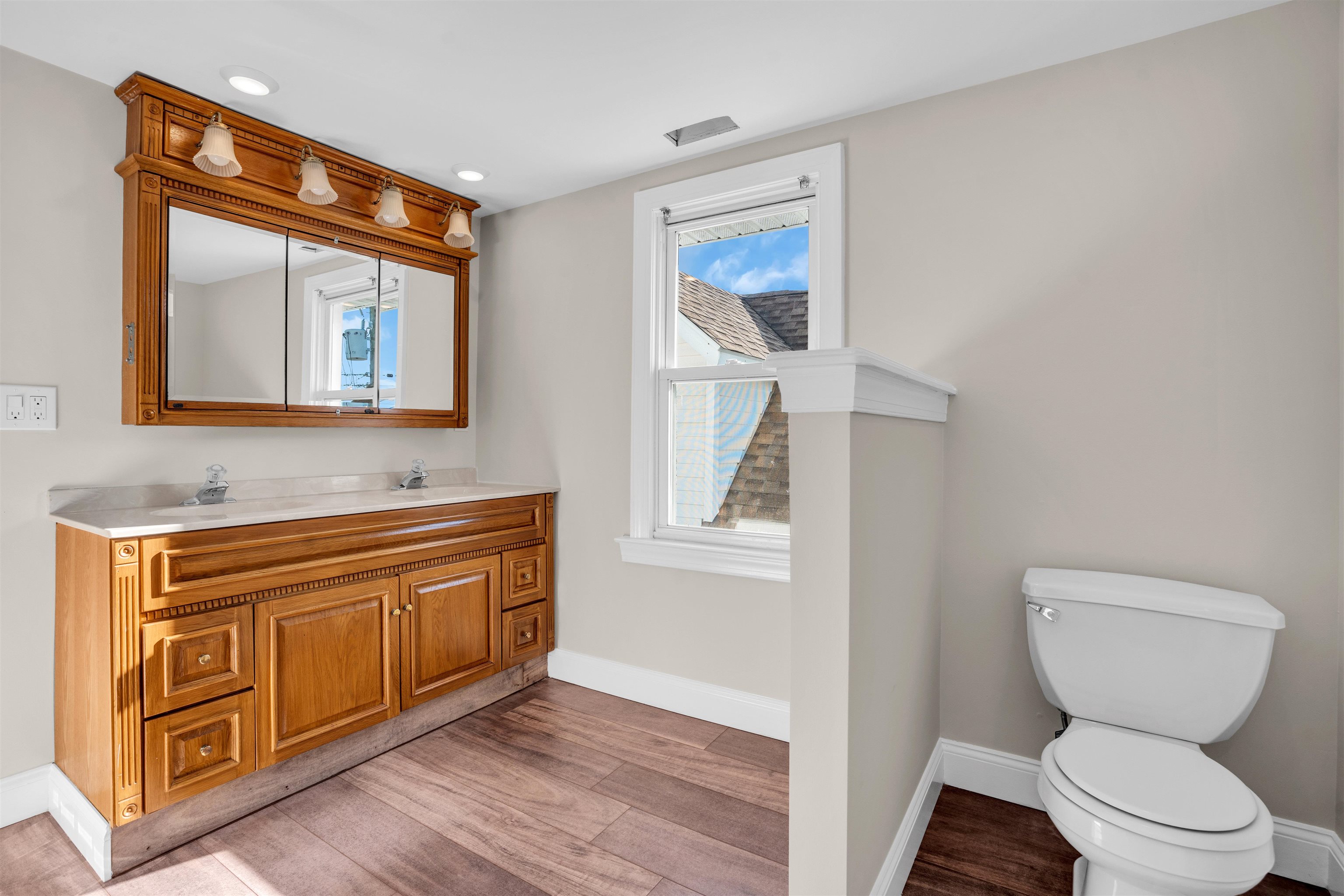 113 W Roberts Avenue