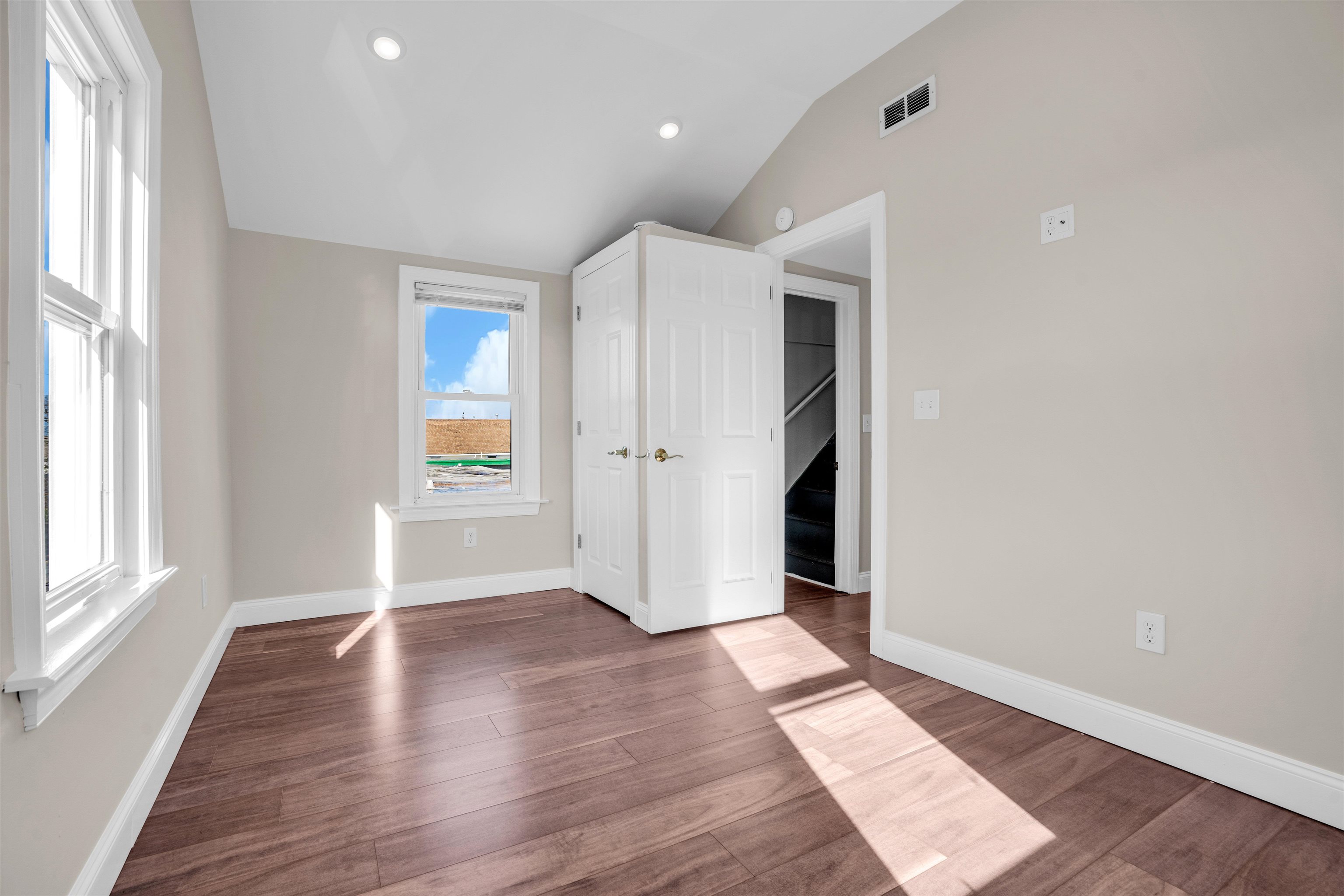 113 W Roberts Avenue