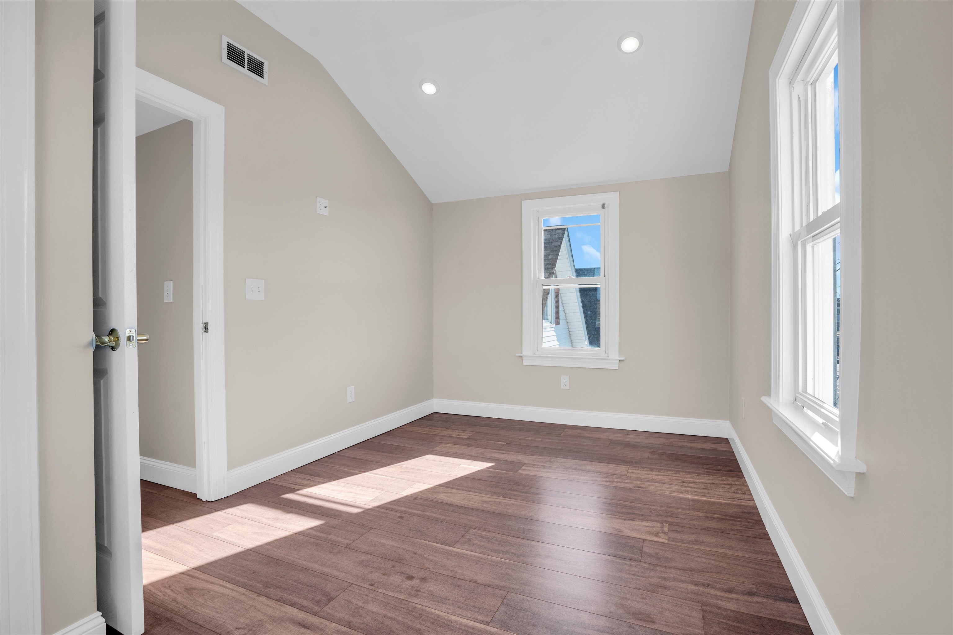 113 W Roberts Avenue