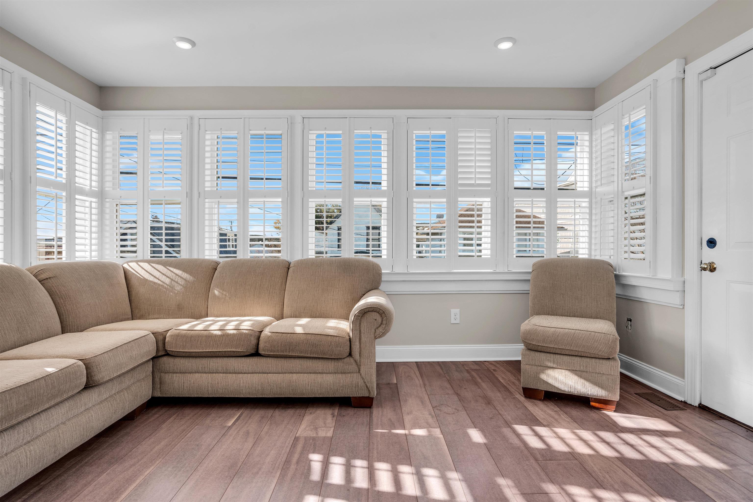 113 W Roberts Avenue