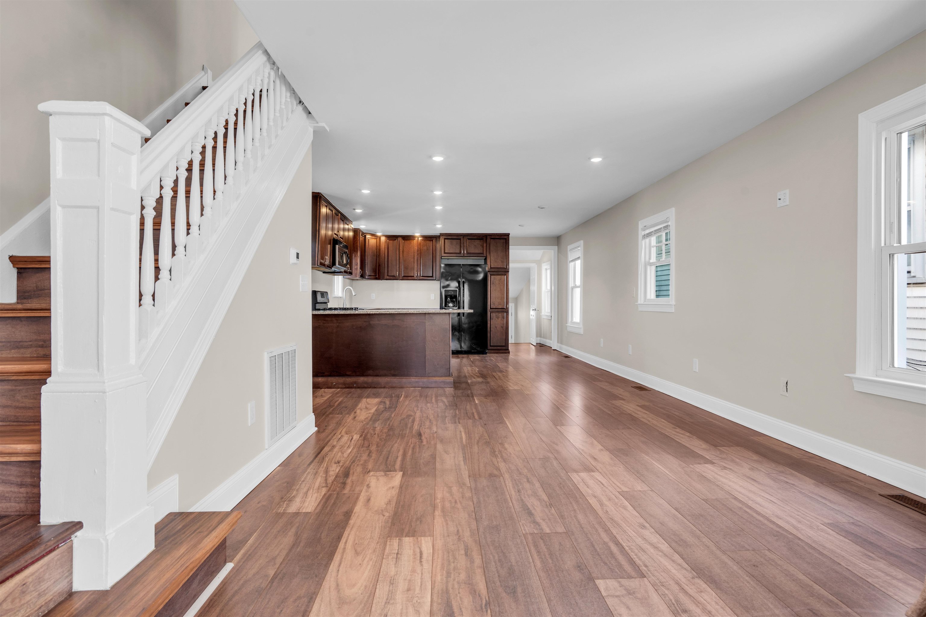 113 W Roberts Avenue