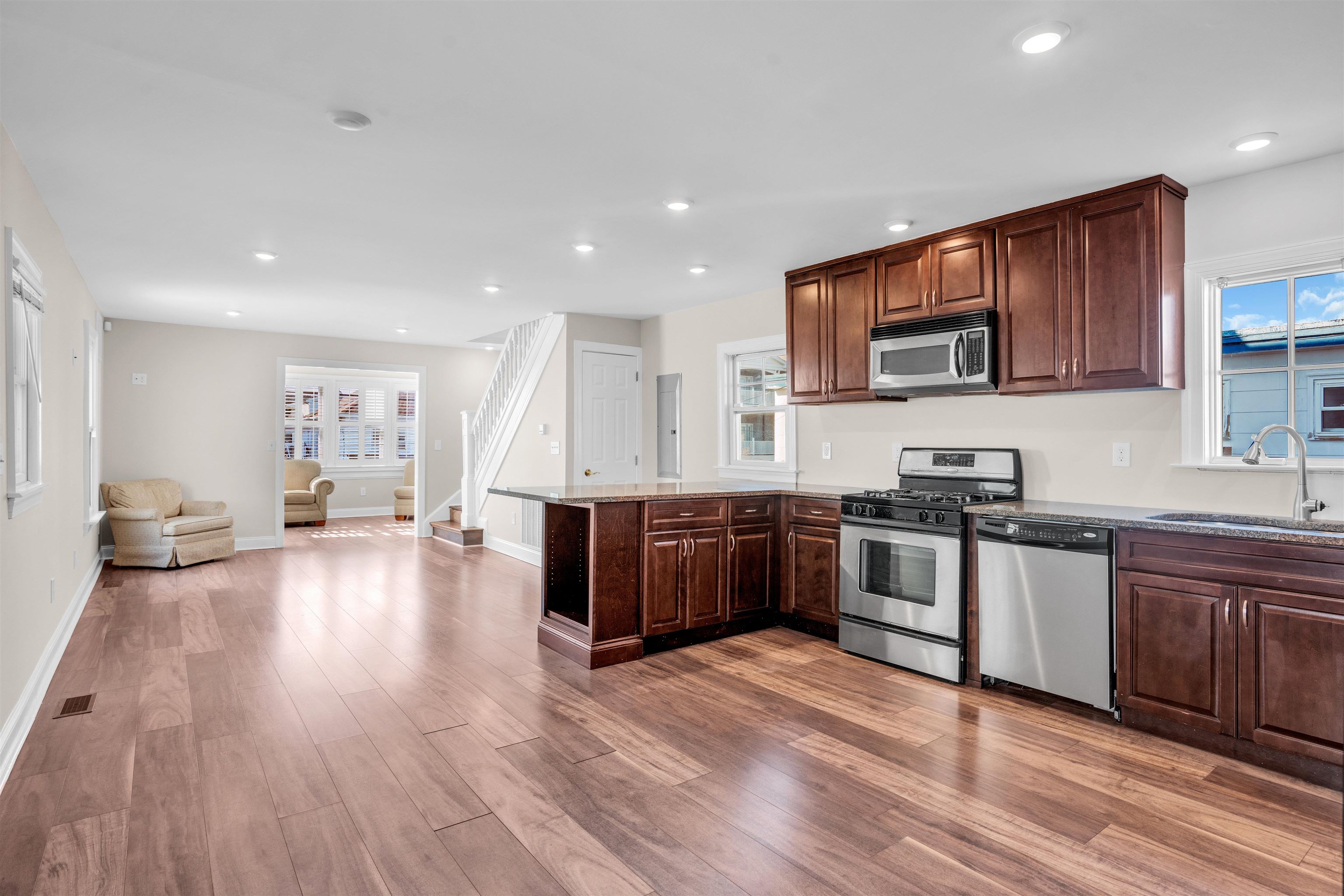 113 W Roberts Avenue