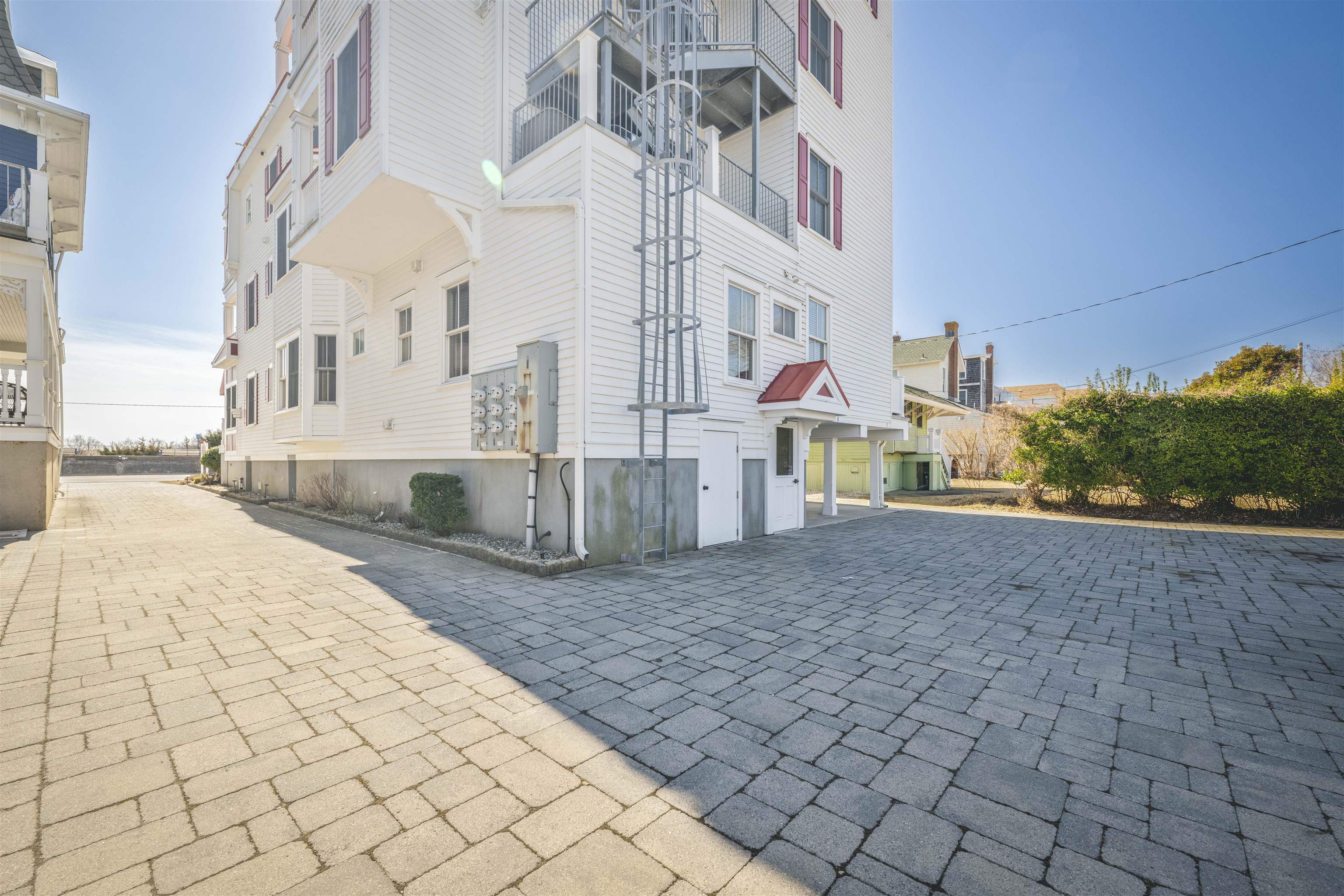 927 Beach Ave - Picture 18