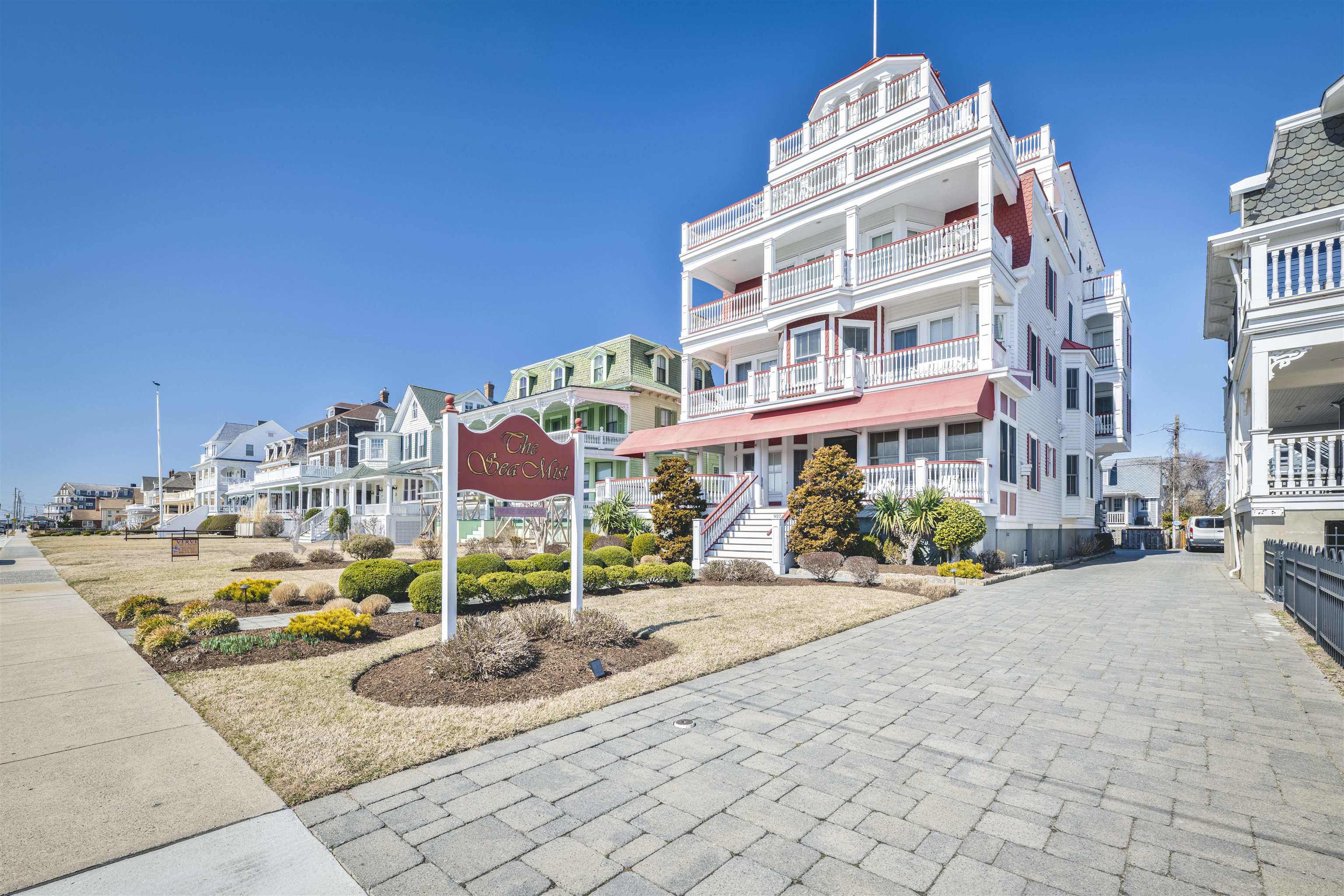 927 Beach Ave - Picture 3