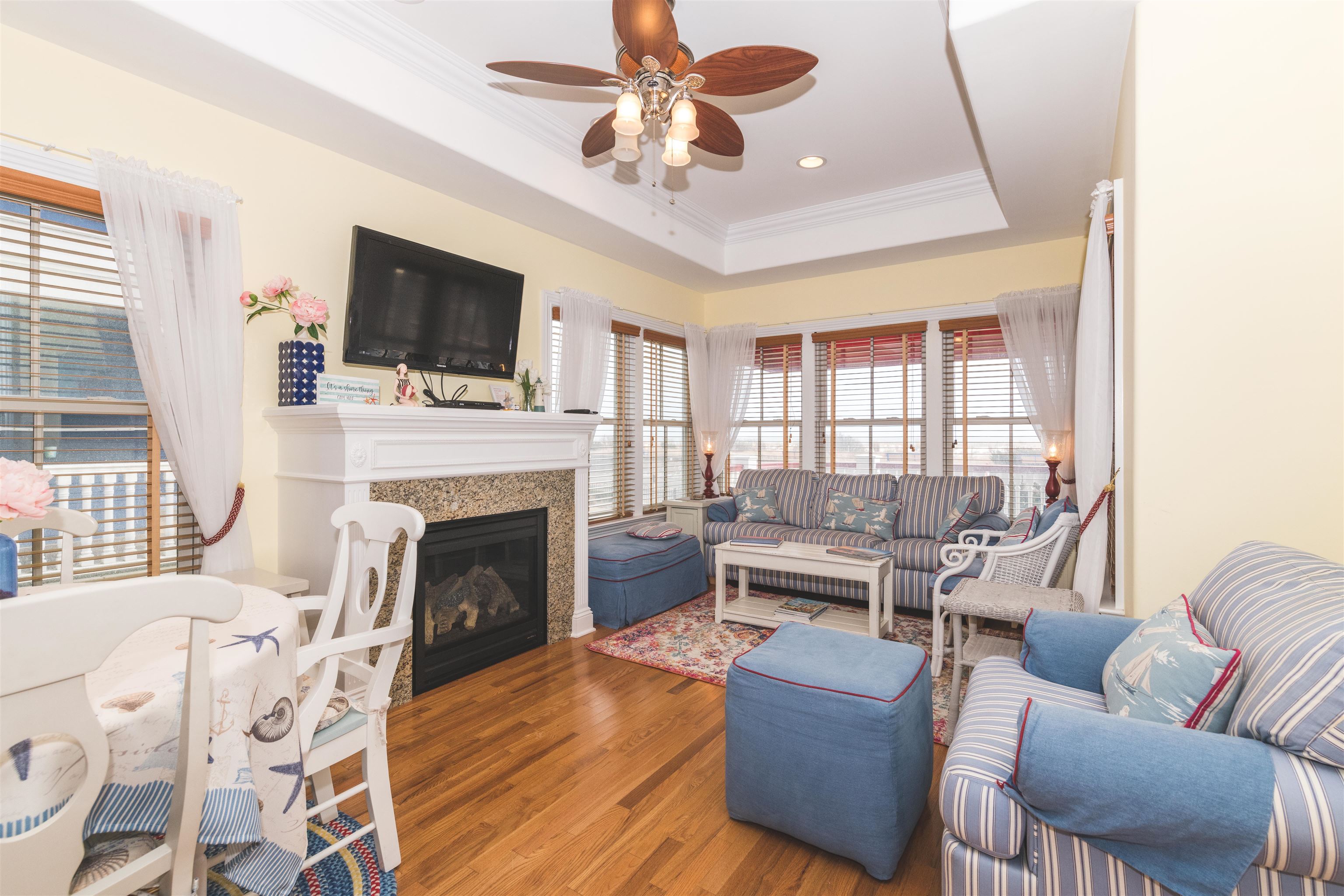 927 Beach Ave - Picture 4