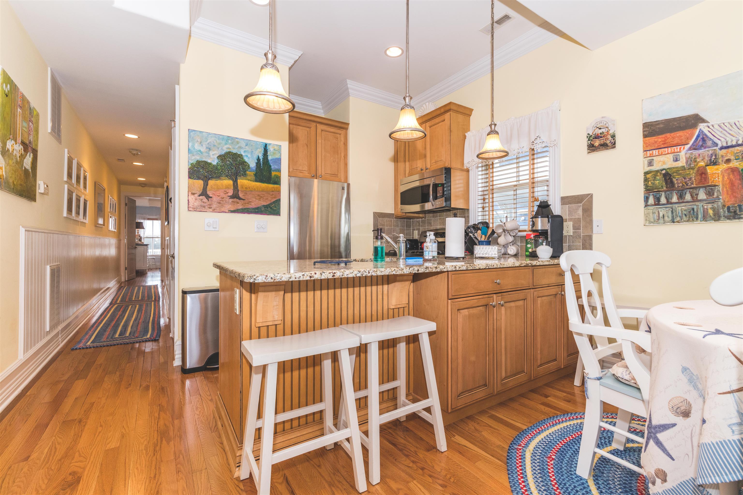 927 Beach Ave - Picture 8