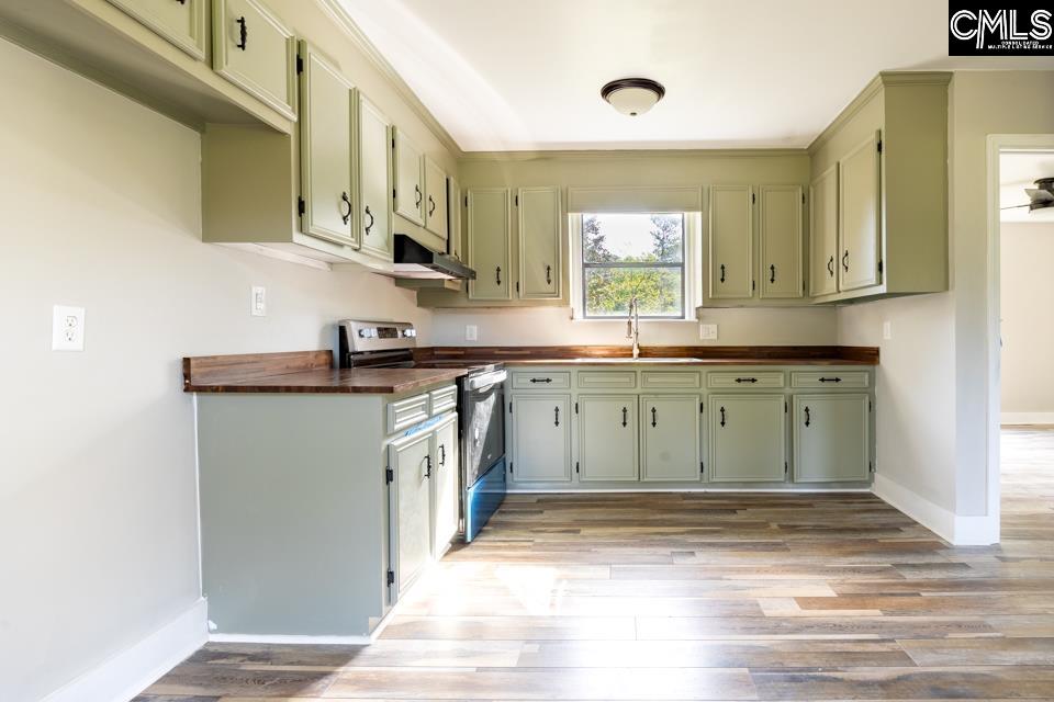 There is no Dish Washer or Garbage Disposal