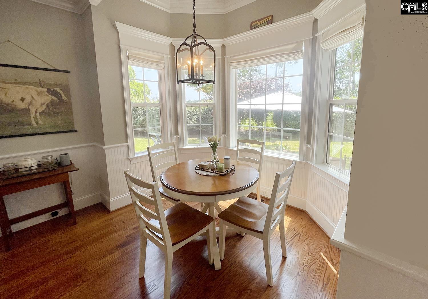 Breakfast nook in bay window