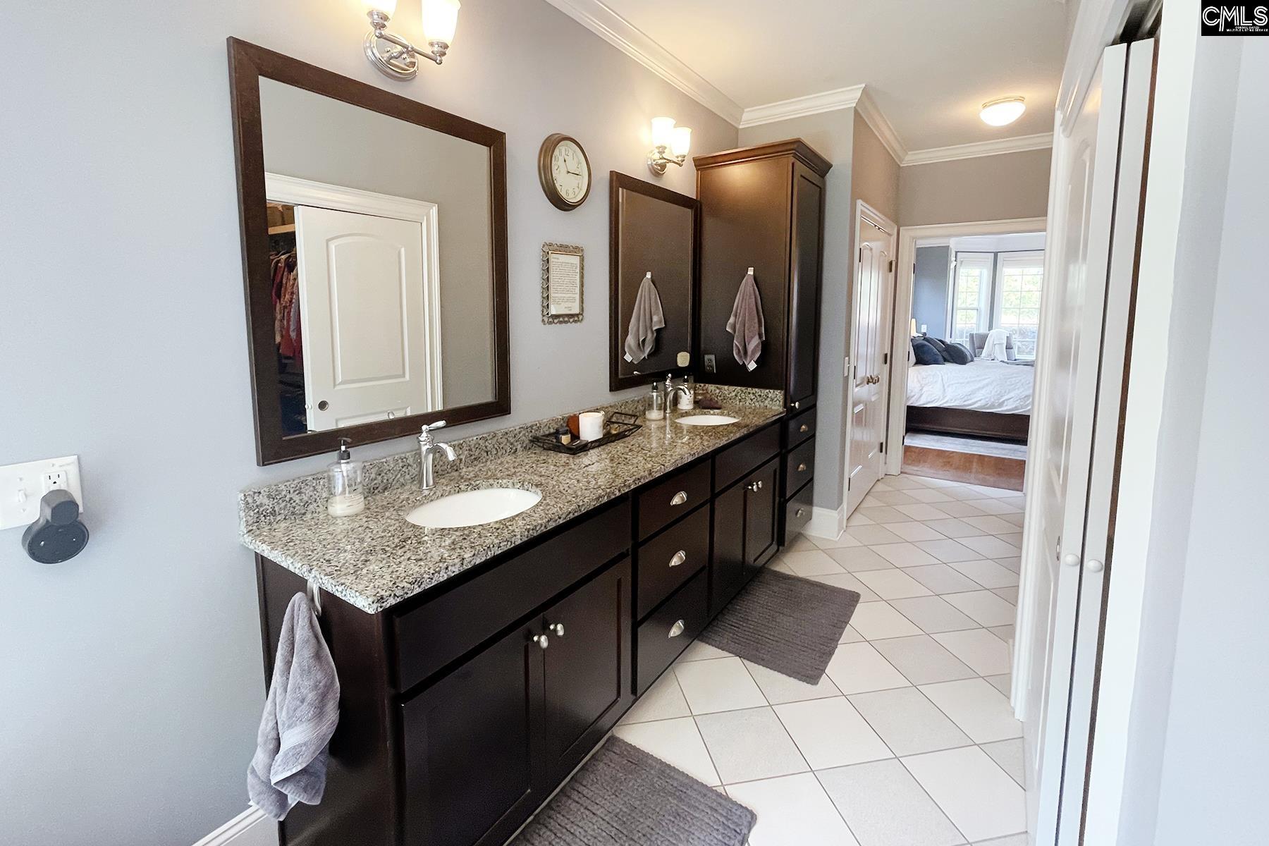 Double vanity, granite countertops