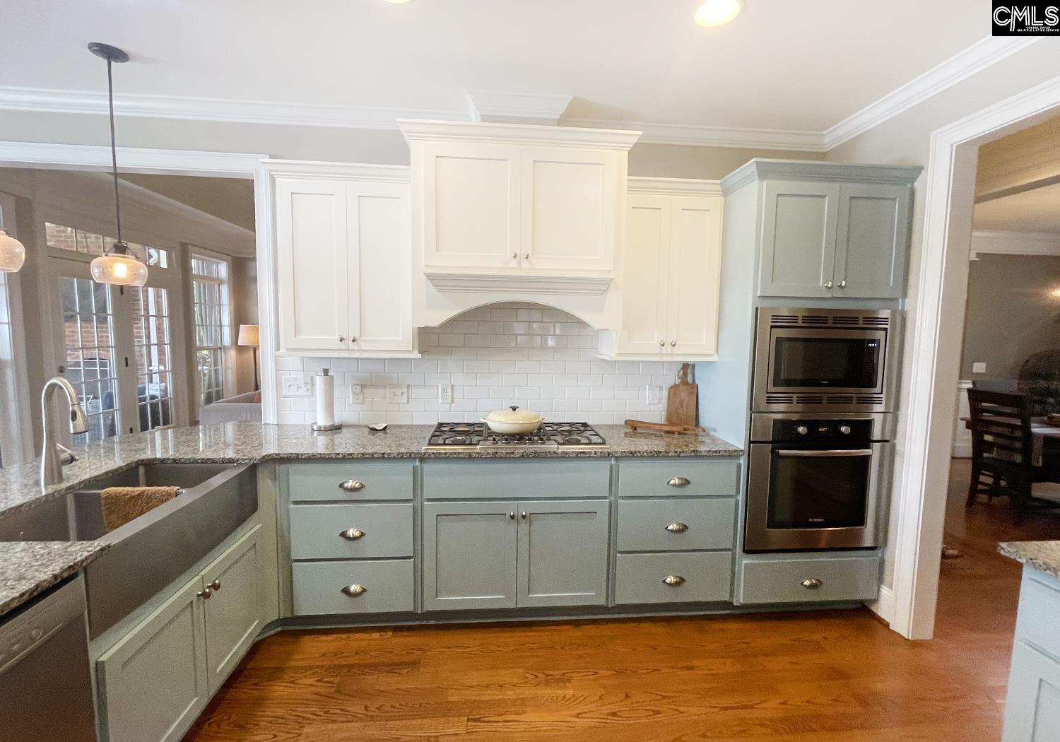 Gas stove and stainless farmhouse sink