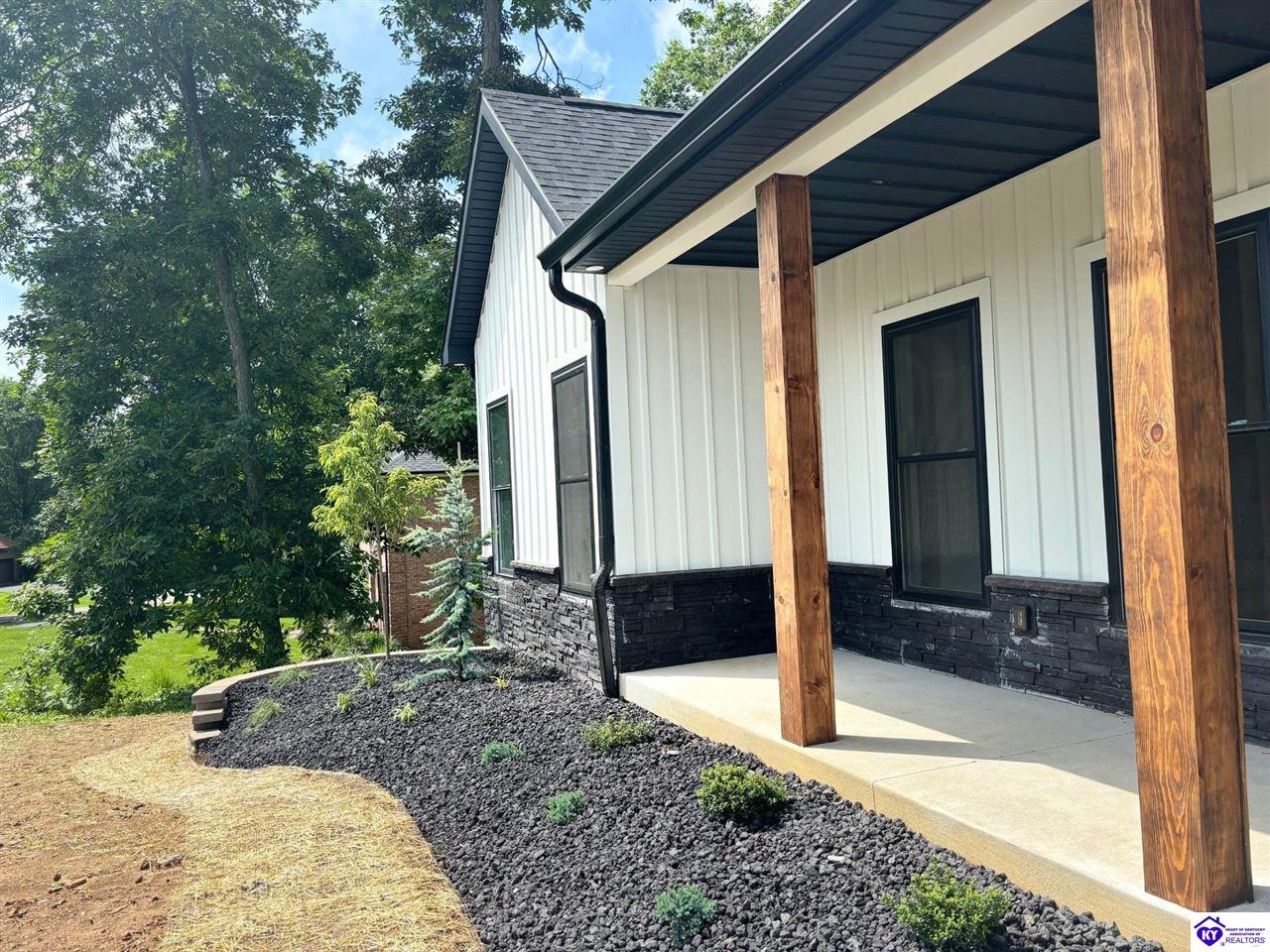 Listing Picture 1006 Deer Park Campbellsville, KY 42718 MLS HK23004127