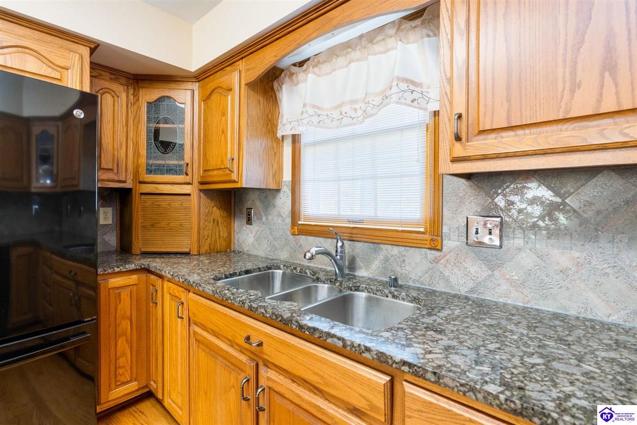 Listing Picture 404 S Maple Street Elizabethtown, KY 42701 MLS HK24004123