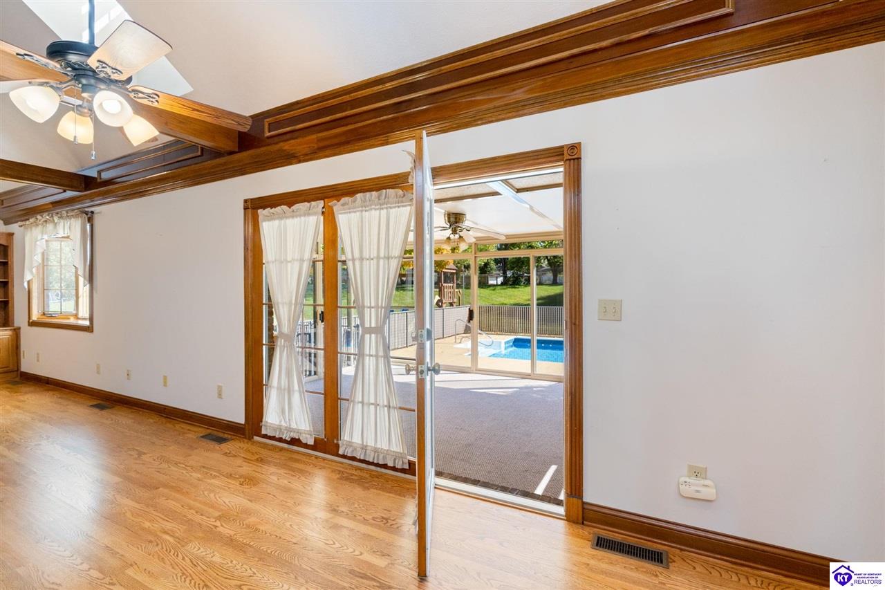 Listing Picture 404 S Maple Street Elizabethtown, KY 42701 MLS HK24004123