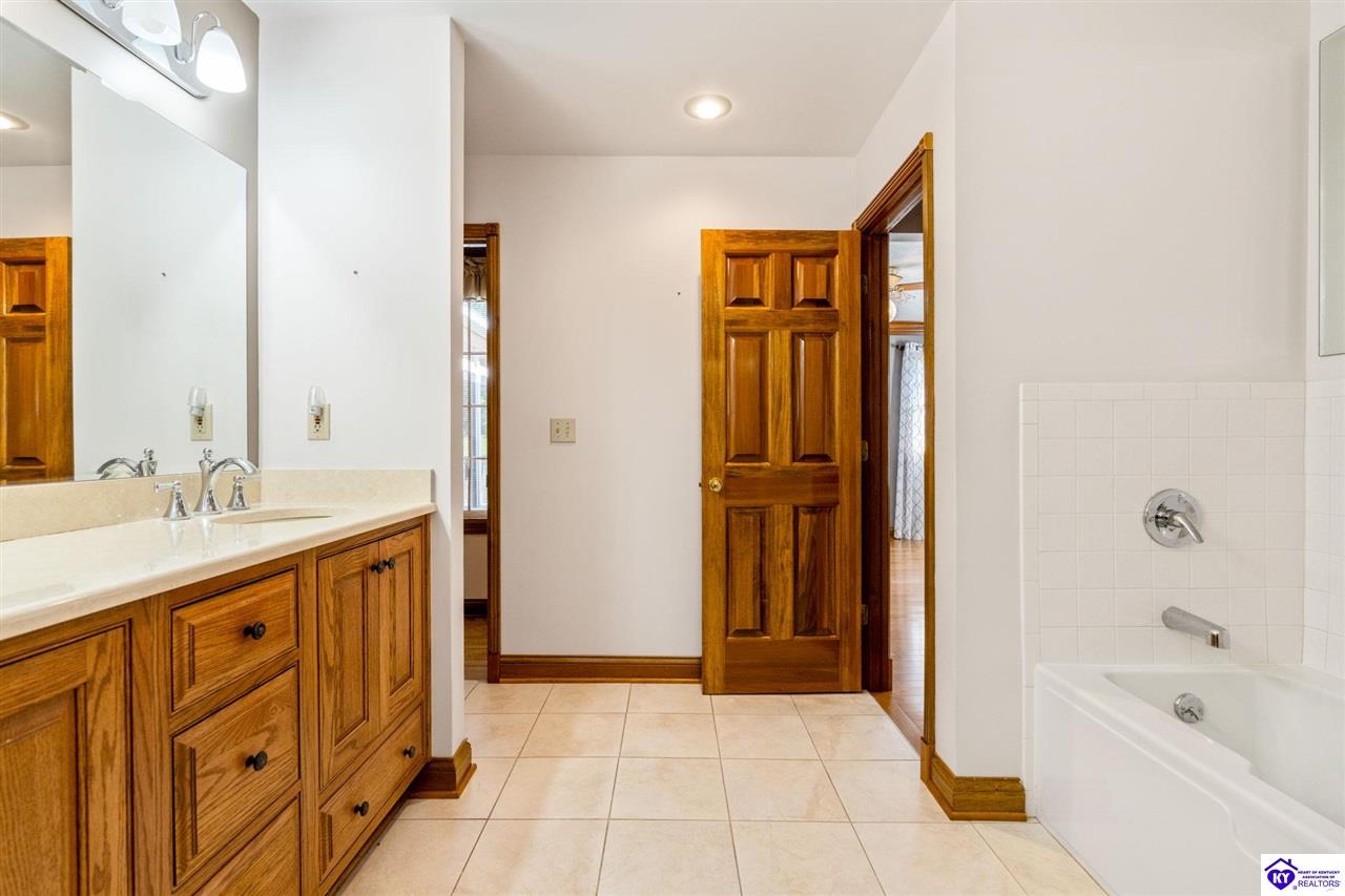 Listing Picture 404 S Maple Street Elizabethtown, KY 42701 MLS HK24004123