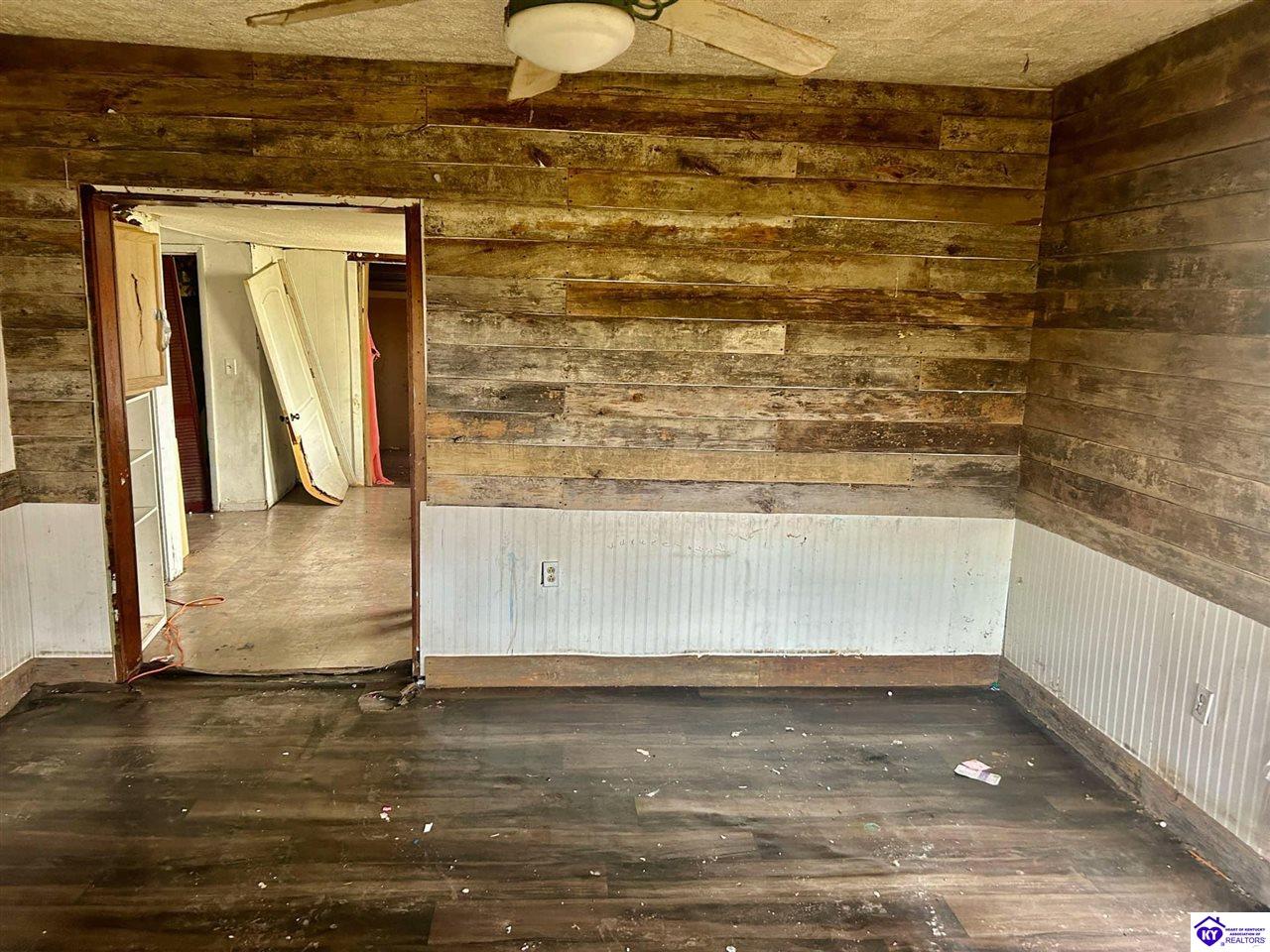 Listing Picture 9 Railroad Circle Bonnieville, KY 42713 MLS HK24004219