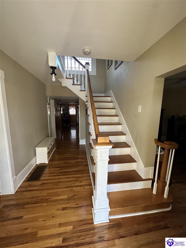 Listing Picture 208 High Street Hodgenville, KY 42748 MLS HK24004346