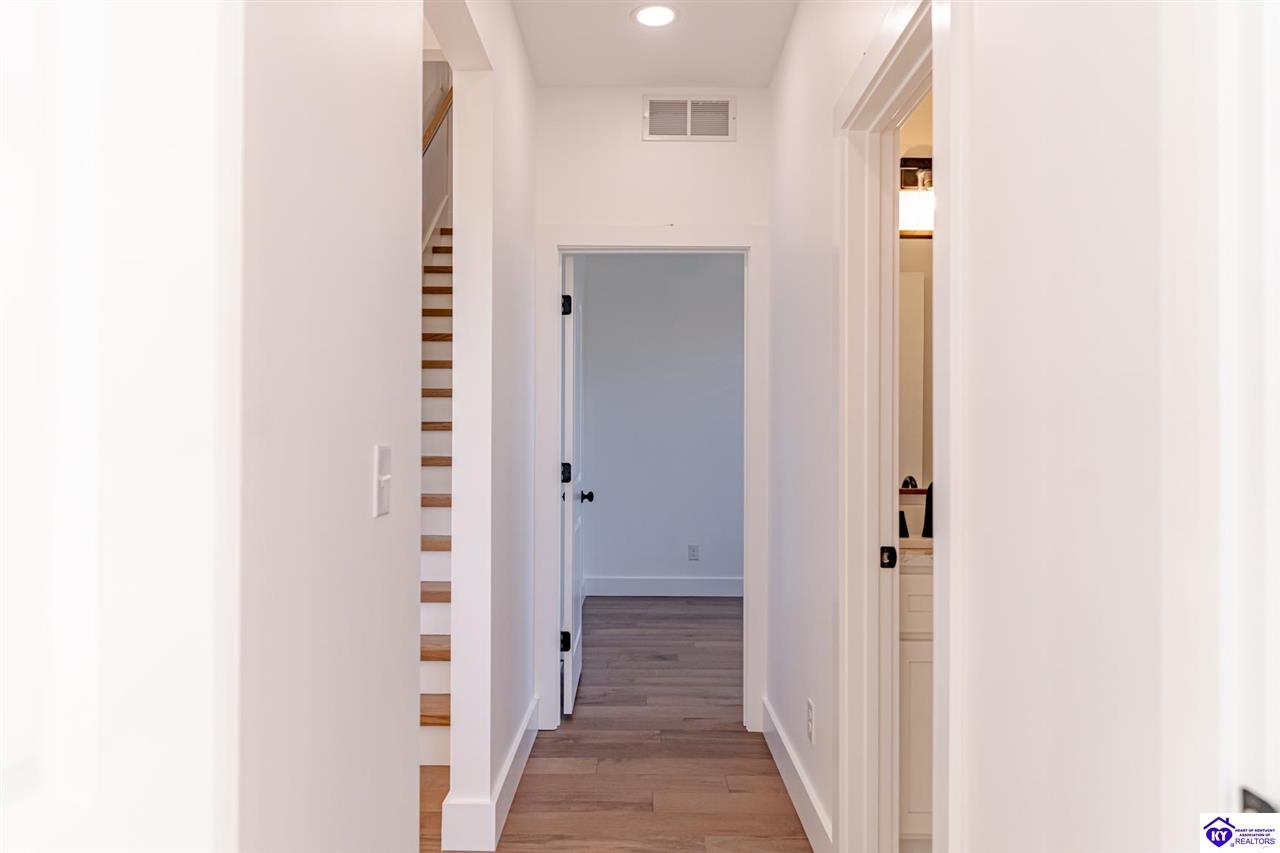 Listing Picture 105 Boundary Oak Dr Hodgenville, KY 42748 MLS HK24004490