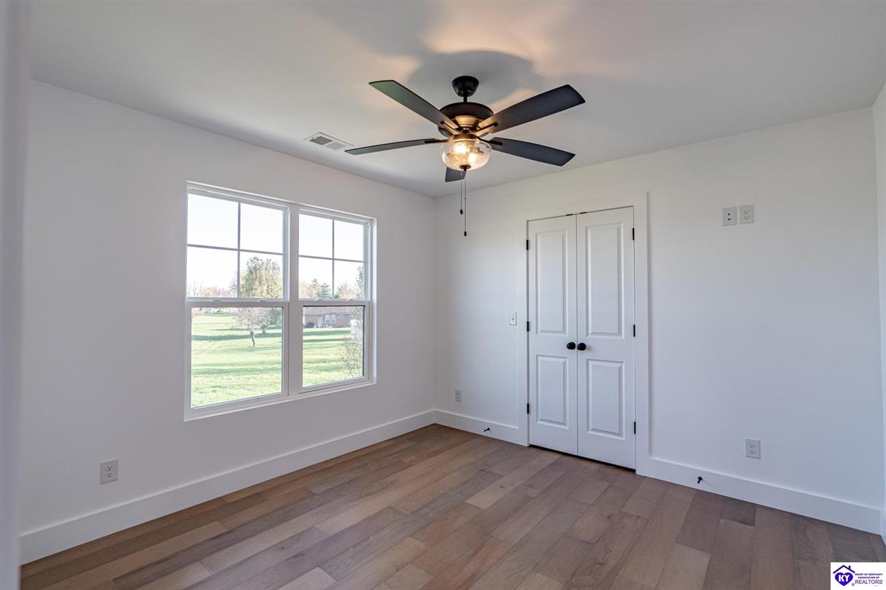 Listing Picture 105 Boundary Oak Dr Hodgenville, KY 42748 MLS HK24004490