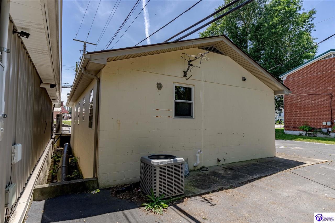 Listing Picture 123 W Water Street Hodgenville, KY 42748 MLS HK24004501