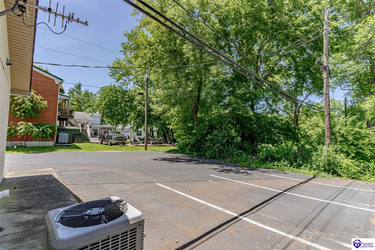 Listing Picture 123 W Water Street Hodgenville, KY 42748 MLS HK24004501