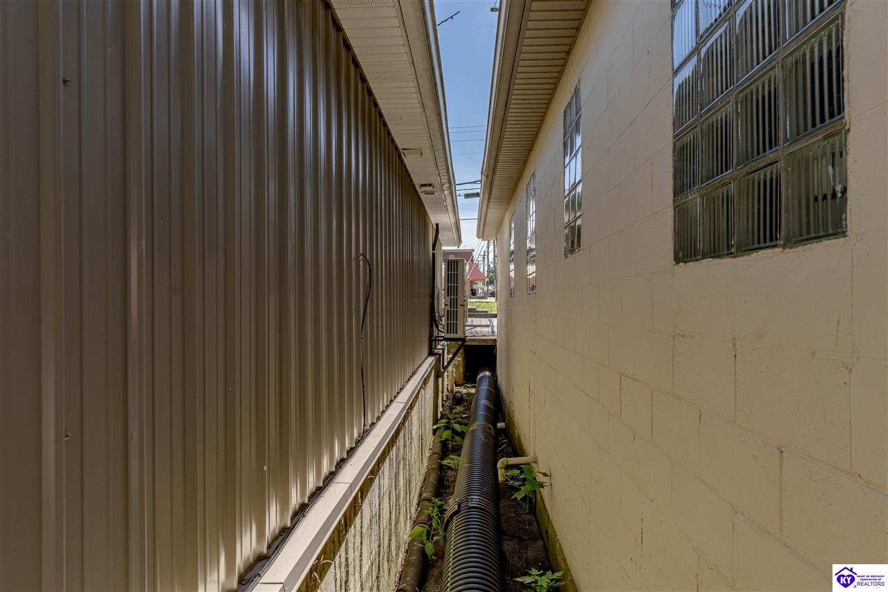 Listing Picture 123 W Water Street Hodgenville, KY 42748 MLS HK24004501