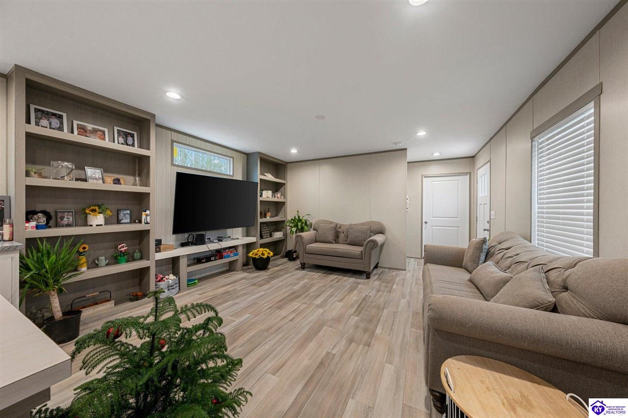 Listing Picture 2450 J E Jones Road Magnolia, KY 42757 MLS HK24004676