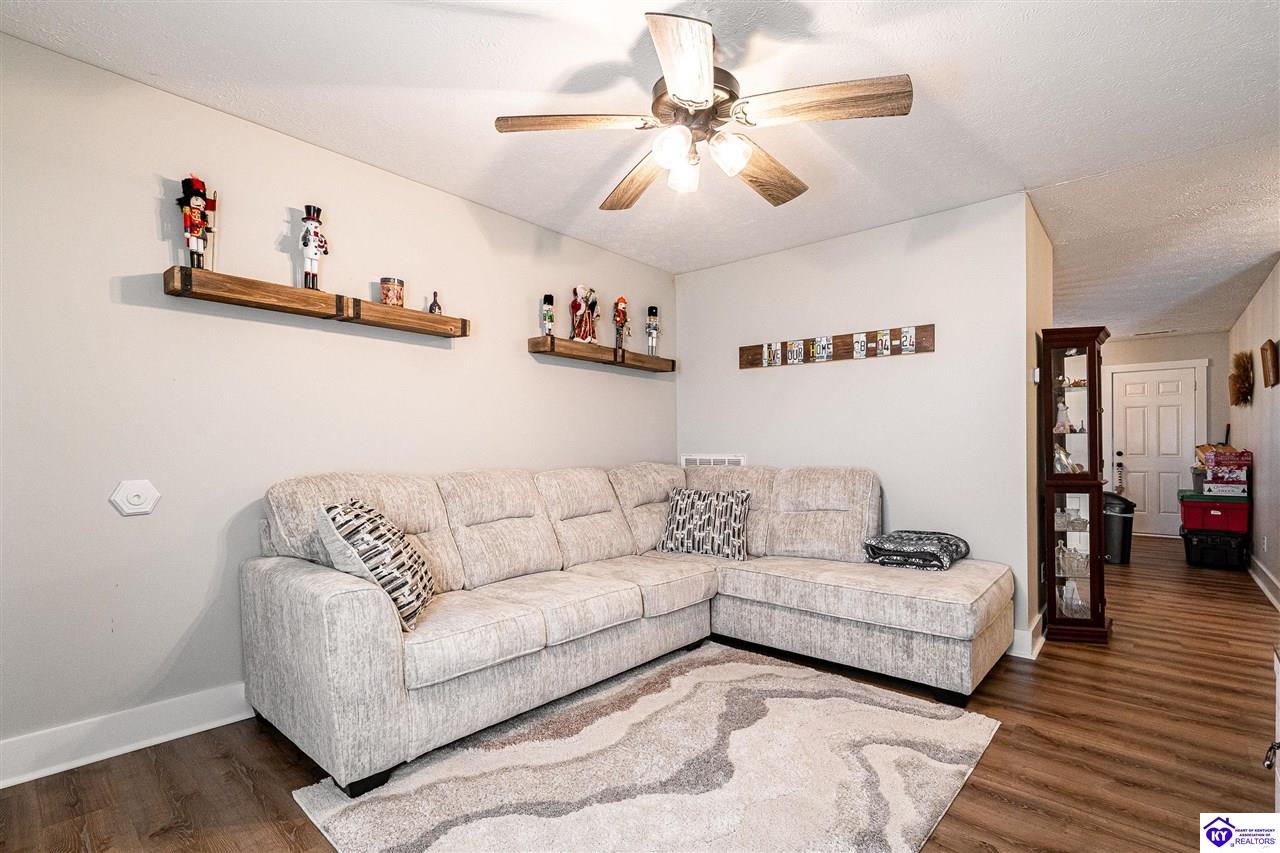 Listing Picture 2127/2125 S Dixie Highway Munfordville, KY 42765 MLS HK25000019