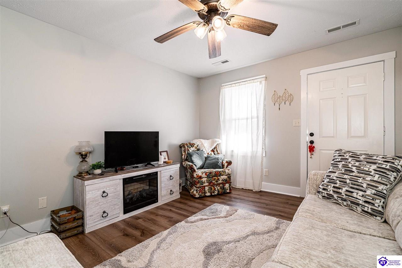 Listing Picture 2127/2125 S Dixie Highway Munfordville, KY 42765 MLS HK25000019