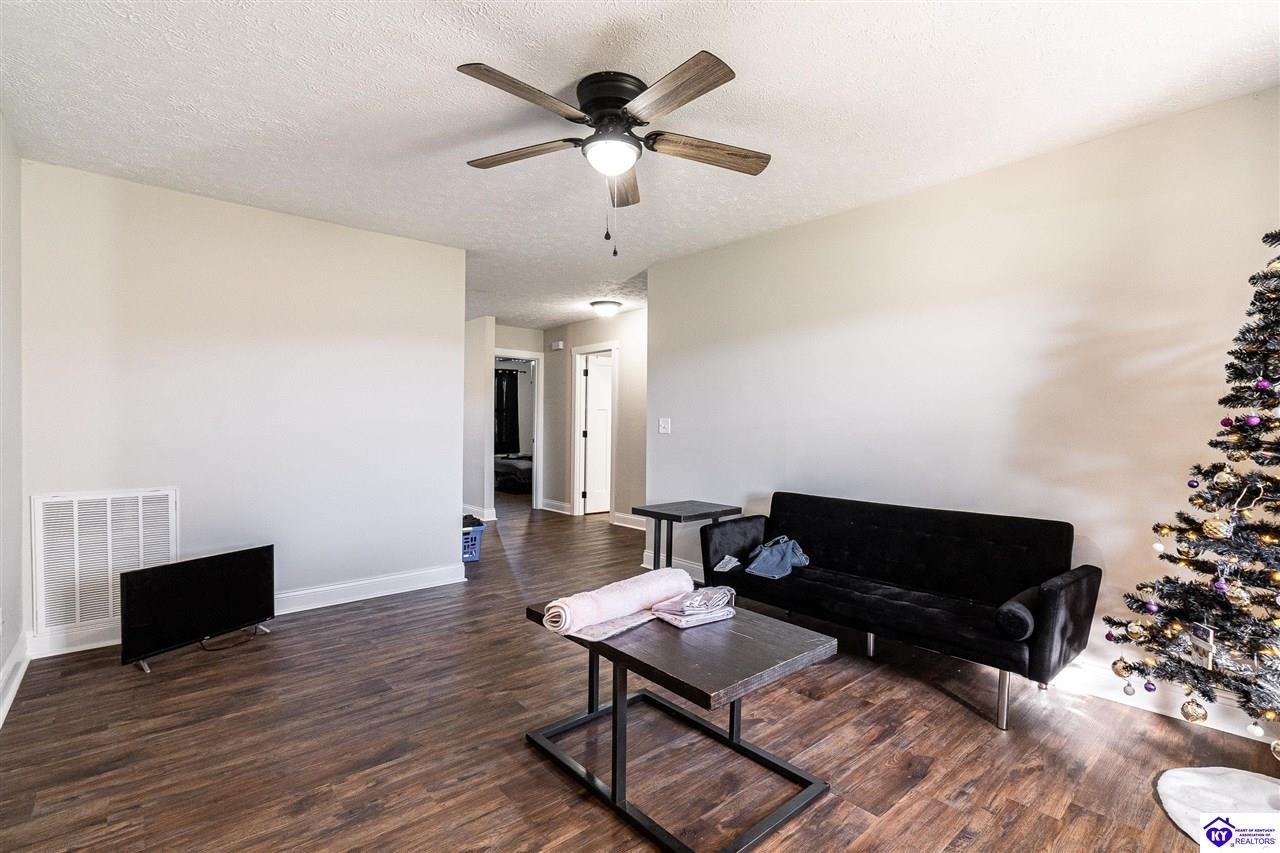 Listing Picture 2107/2105 S Dixie Highway Munfordville, KY 42765 MLS HK25000020