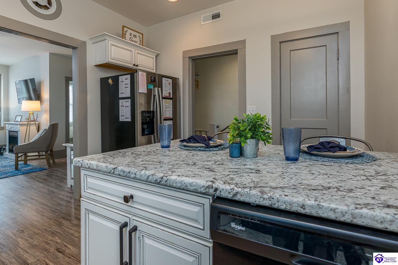 Listing Picture 106 E Public Square Scottsville, KY 42164 MLS HK25000244