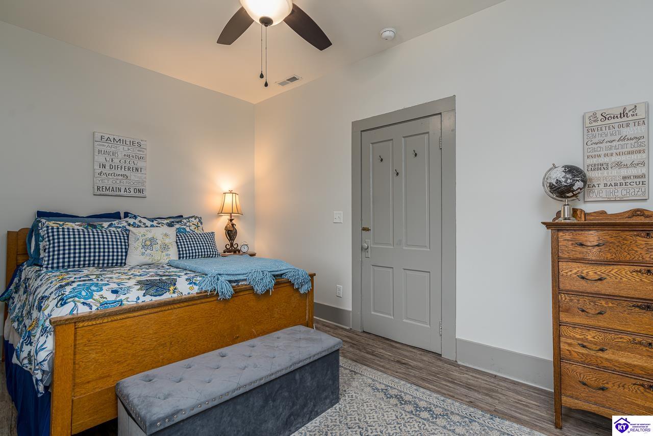 Listing Picture 106 E Public Square Scottsville, KY 42164 MLS HK25000244