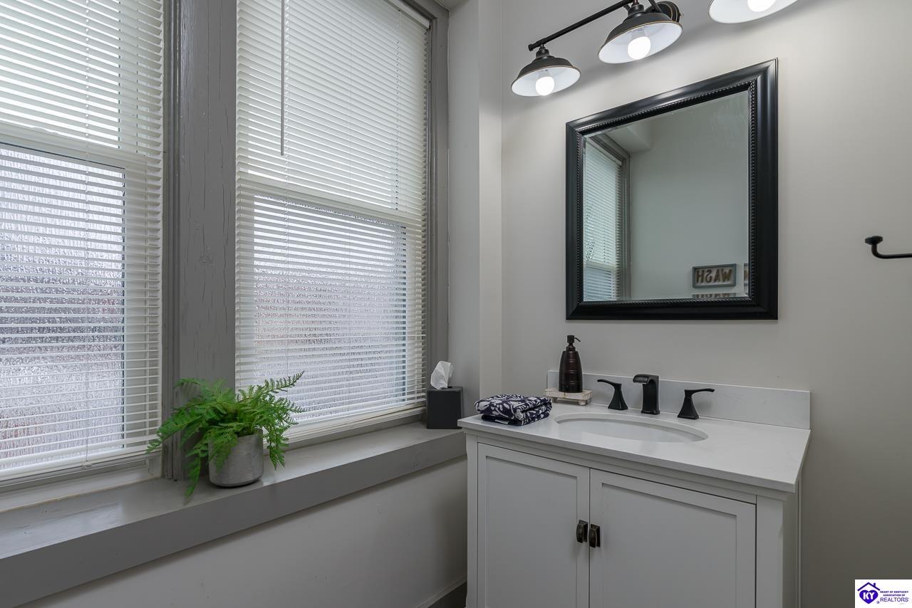 Listing Picture 106 E Public Square Scottsville, KY 42164 MLS HK25000244