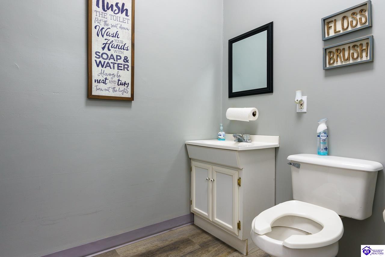 Listing Picture 106 E Public Square Scottsville, KY 42164 MLS HK25000244