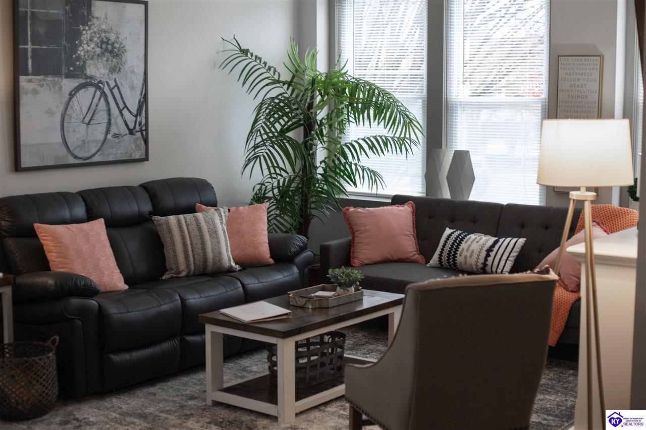 Listing Picture 106 E Public Square Scottsville, KY 42164 MLS HK25000244