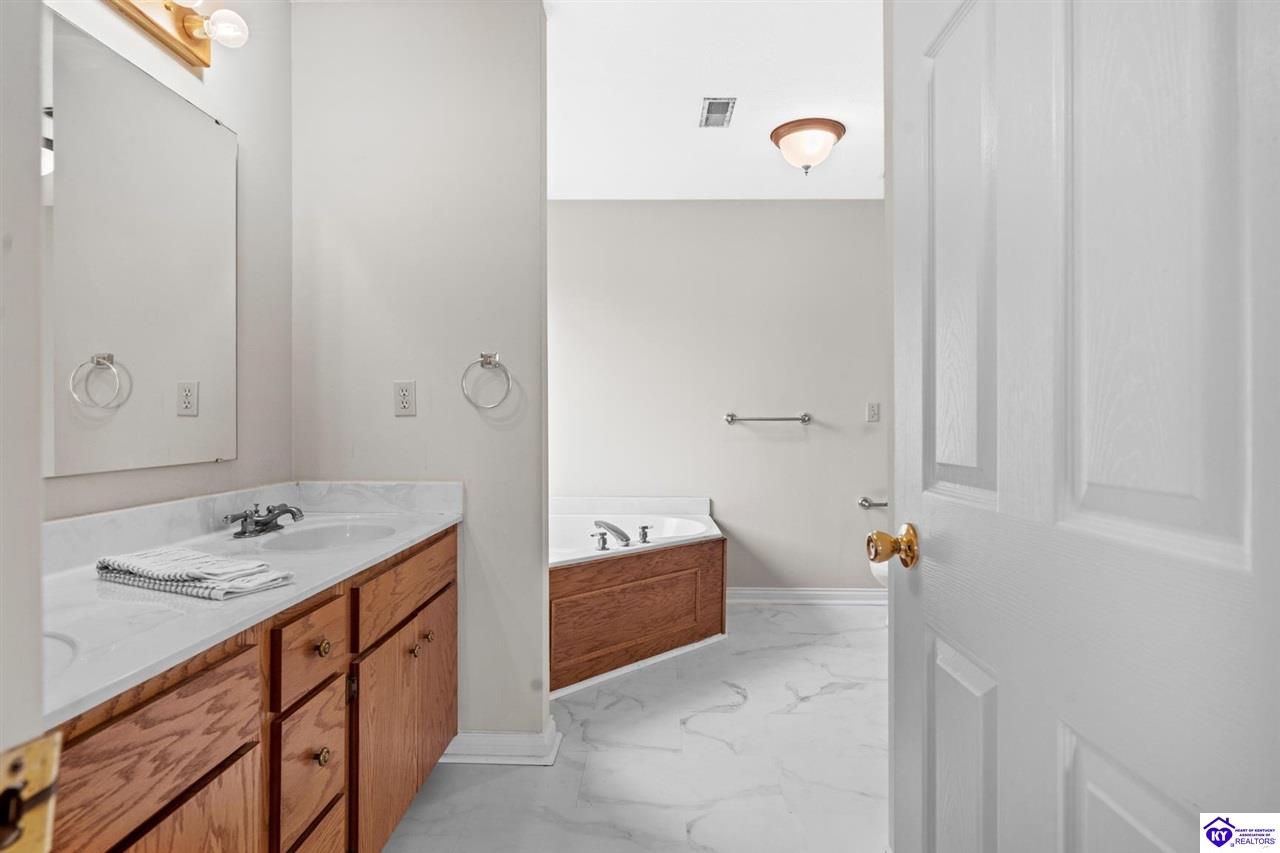 Listing Picture 100 A Almondwood Circle Elizabethtown, KY 42701 MLS HK25001089