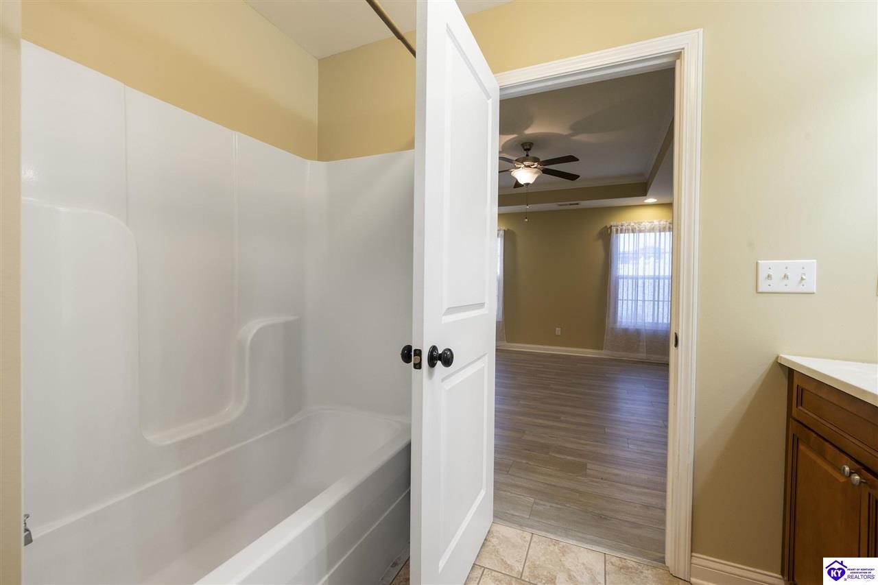 Listing Picture 113 A Little Oak Court Elizabethtown, KY 42701 MLS HK25001243