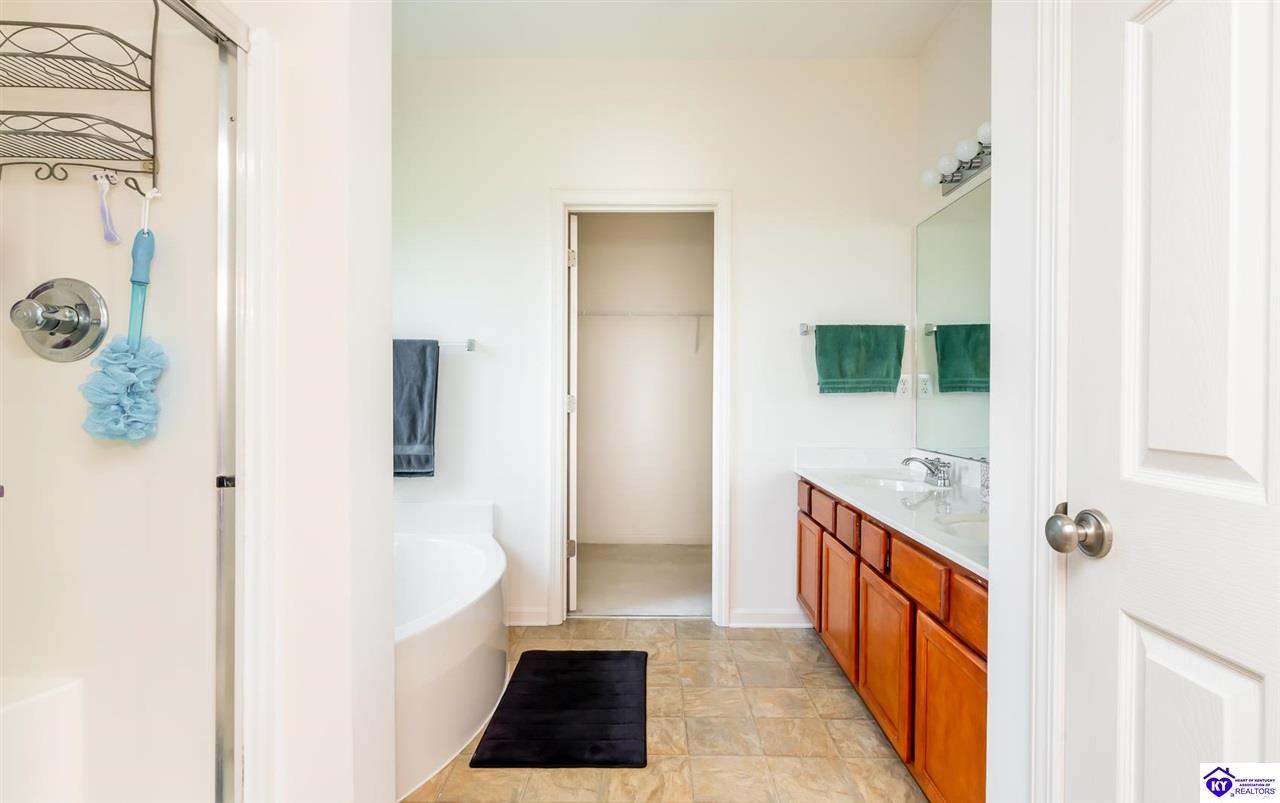 Listing Picture 10405 Leven Boulevard Louisville, KY 40229 MLS HK25001547