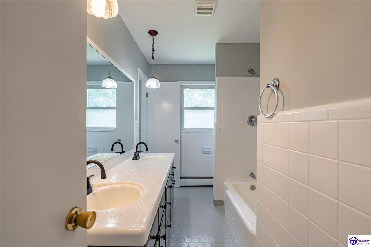 Listing Picture 574 Walnut Hill Road Elizabethtown, KY 42701 MLS HK25001641