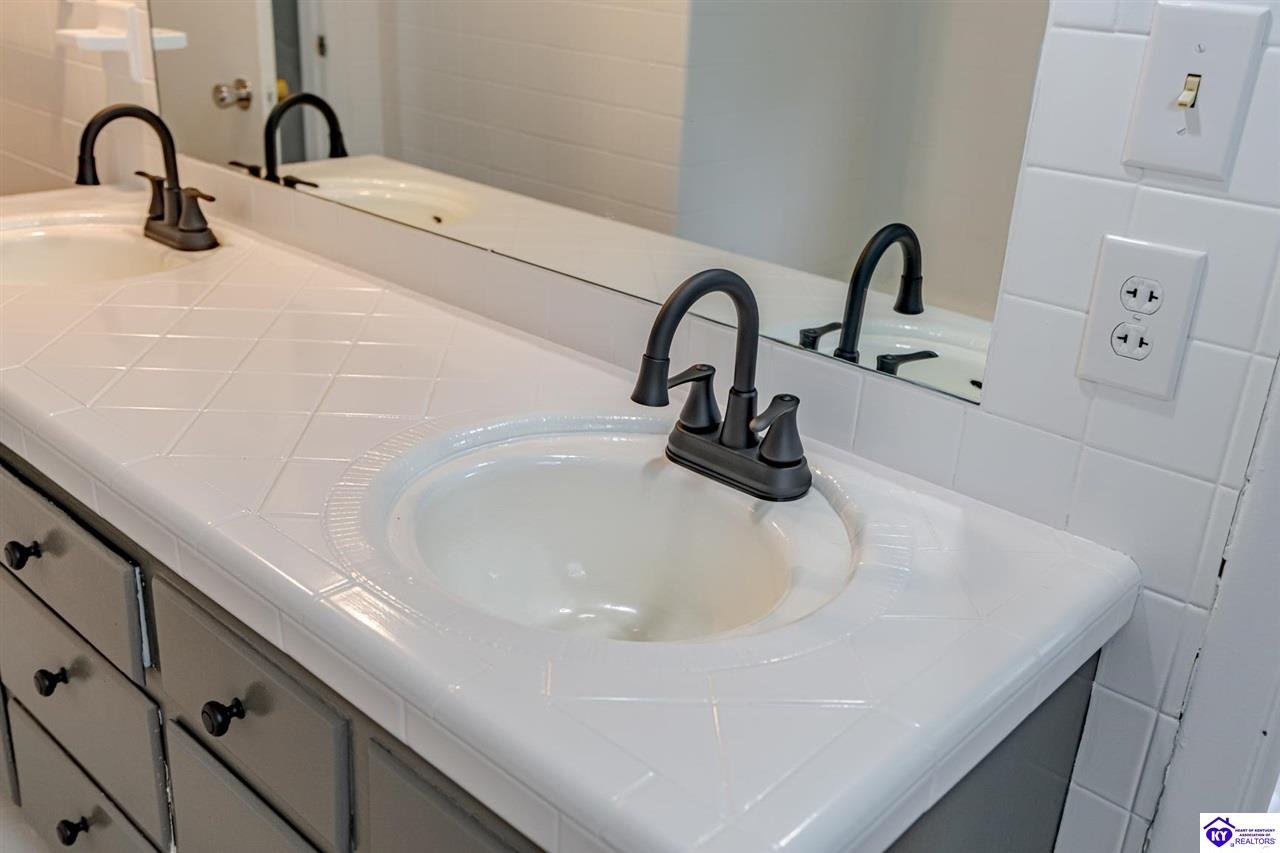 Listing Picture 574 Walnut Hill Road Elizabethtown, KY 42701 MLS HK25001641