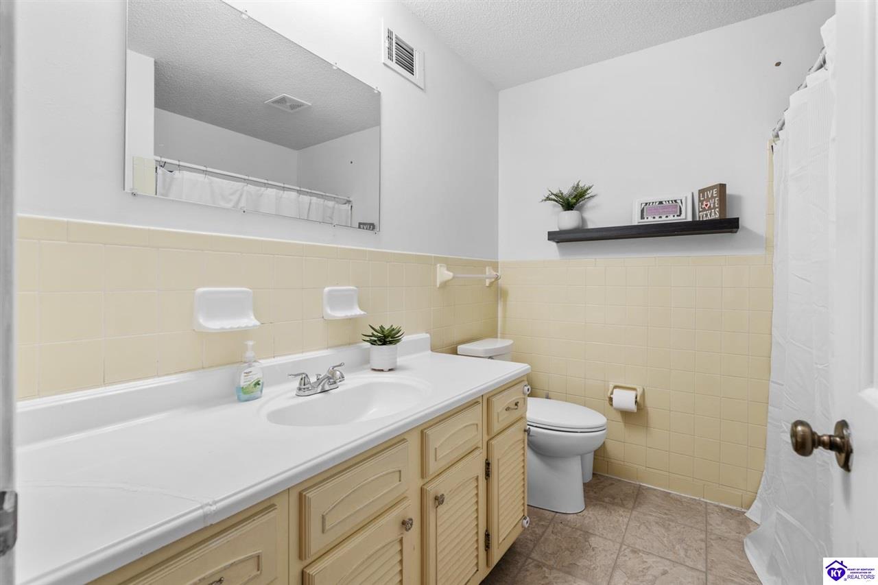 Listing Picture 231 Oakwood Drive Elizabethtown, KY 42701 MLS HK25001693