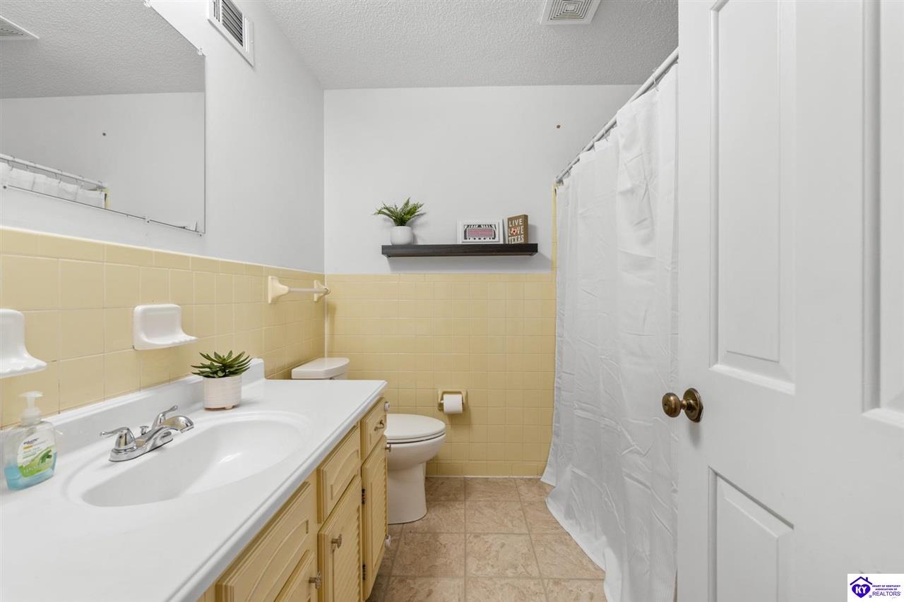 Listing Picture 231 Oakwood Drive Elizabethtown, KY 42701 MLS HK25001693