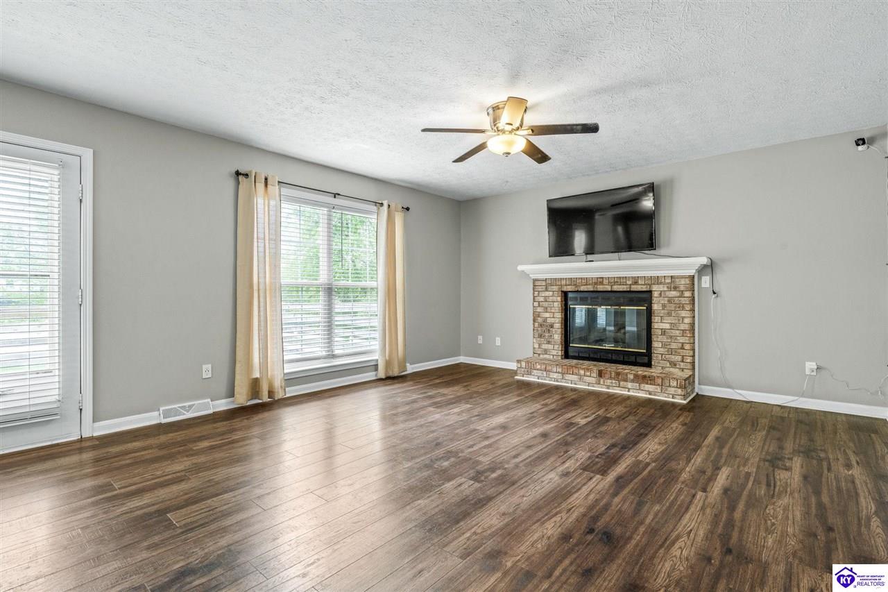 Listing Picture 105 Scarlet Oak Circle Elizabethtown, KY 42701 MLS HK25001827