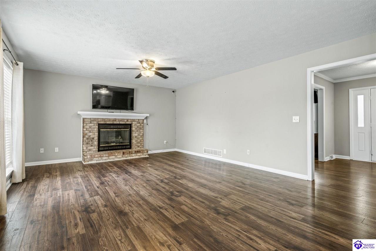 Listing Picture 105 Scarlet Oak Circle Elizabethtown, KY 42701 MLS HK25001827